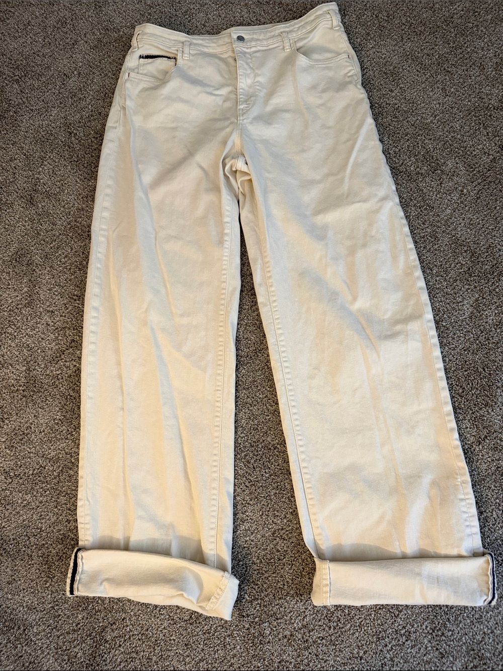 Women’s  Cream Casual Straight-Leg Jeans   The size is 33 TALL